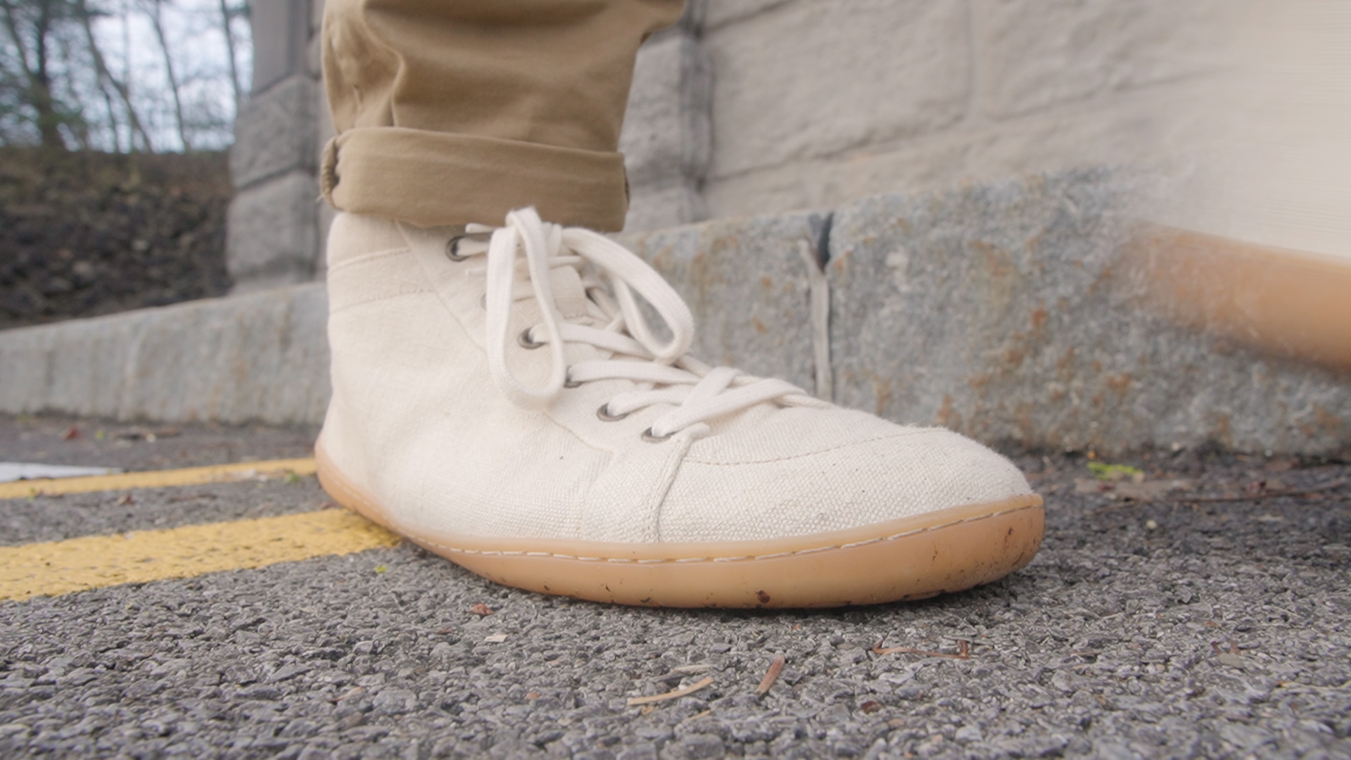 Mukishoes Duna Review 45deg Parking Lot Side